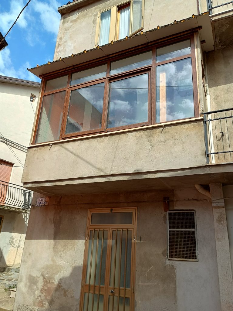 Casa indipendente nel centro urbano (via Cantù, 8)