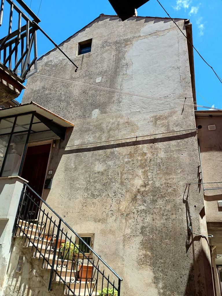 Casa indipendente nel centro urbano (via Cantù, 8)