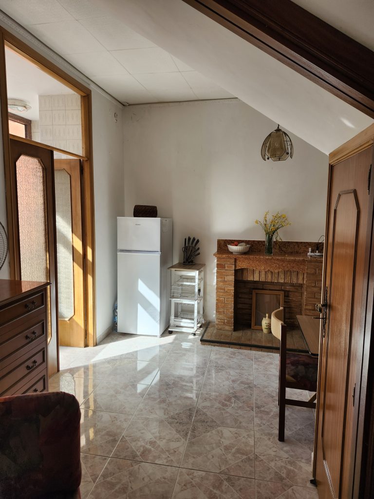 Casa indipendente nel centro urbano (via Cantù, 8)