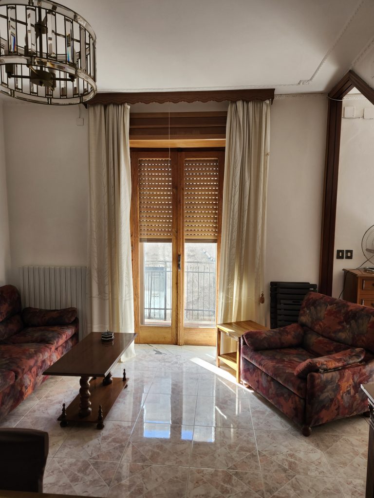 Casa indipendente nel centro urbano (via Cantù, 8)