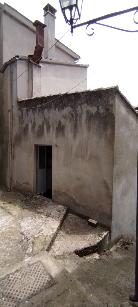 Casa indipendente nel centro storico (via Pisacane, 8)