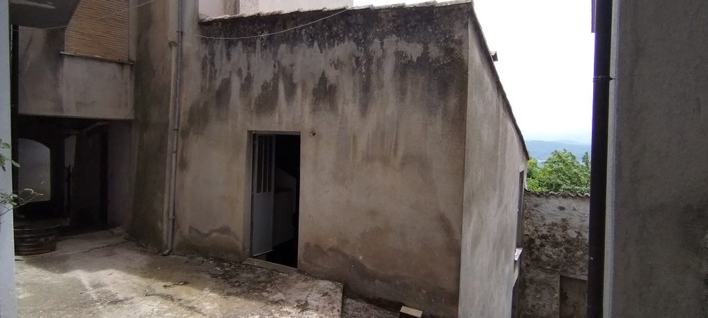 Casa indipendente nel centro storico (via Pisacane, 8)