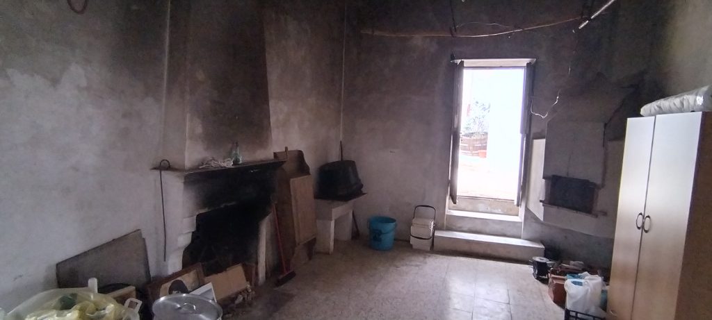 Casa indipendente nel centro storico (via Pisacane, 8)
