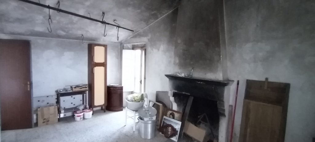 Casa indipendente nel centro storico (via Pisacane, 8)