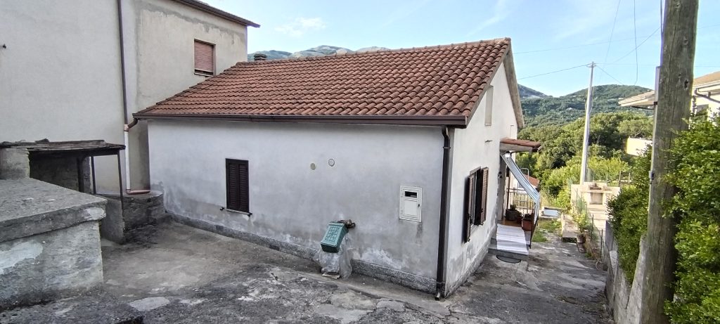Detached house with land in a rural hamlet (c.da Cerri, 31)