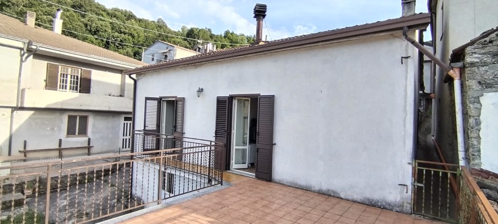 Detached house with land in a rural hamlet (c.da Cerri, 31)