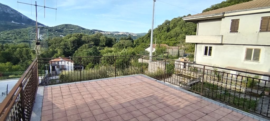 Detached house with land in a rural hamlet (c.da Cerri, 31)