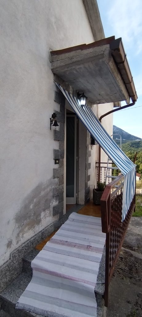 Detached house with land in a rural hamlet (c.da Cerri, 31)