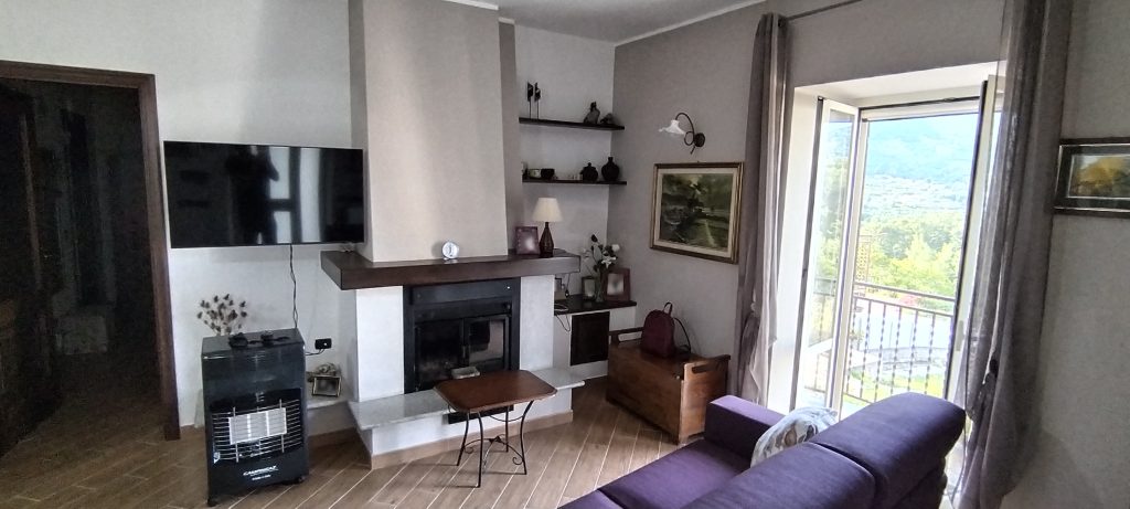 Detached house with land in a rural hamlet (c.da Cerri, 31)