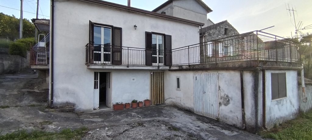Detached house with land in a rural hamlet (c.da Cerri, 31)