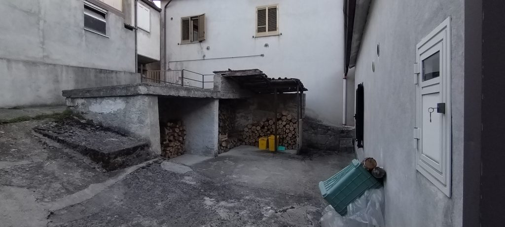 Detached house with land in a rural hamlet (c.da Cerri, 31)