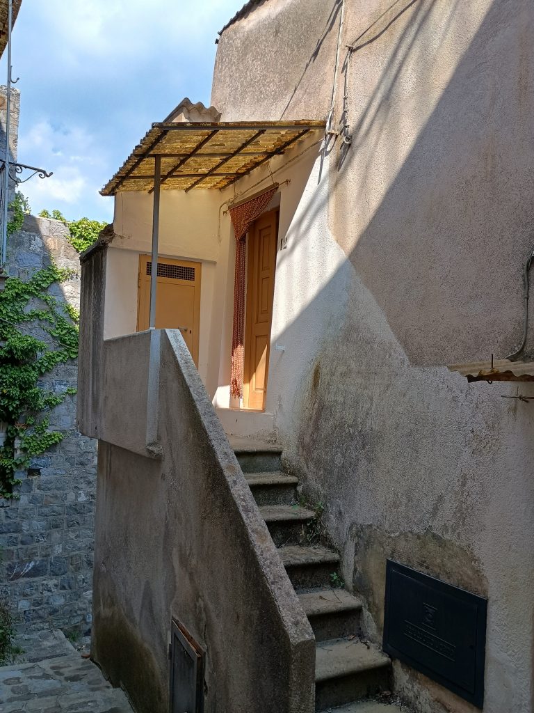 Casa indipendente nel centro storico (via Chiesa, 12)