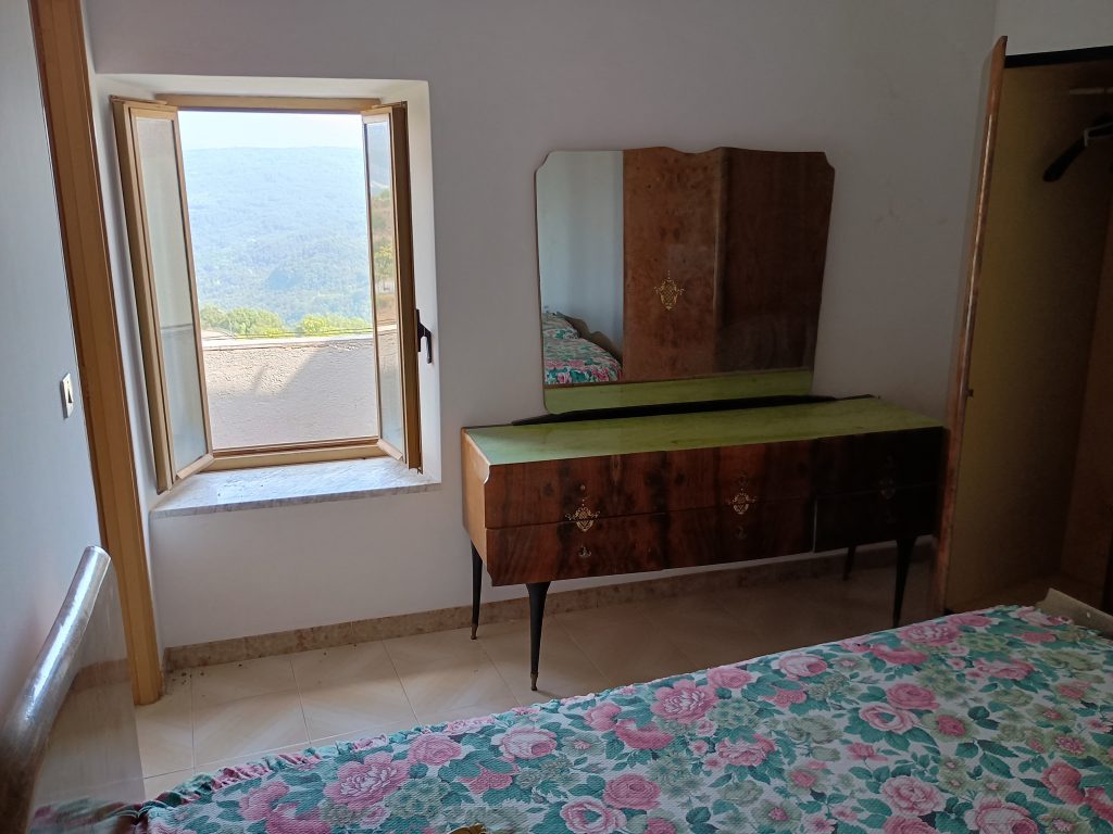 Casa indipendente nel centro storico (via Chiesa, 12)