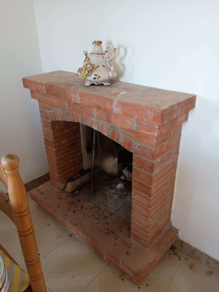 Casa indipendente nel centro storico (via Chiesa, 12)