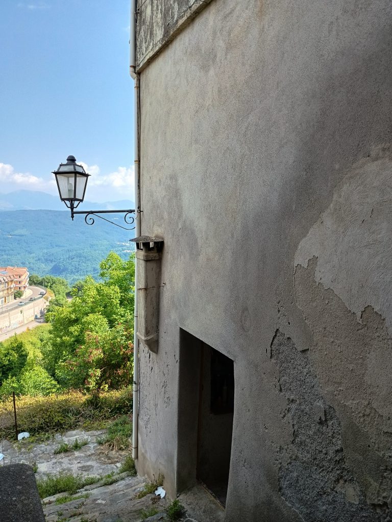 Casa indipendente nel centro storico (via Chiesa, 12)