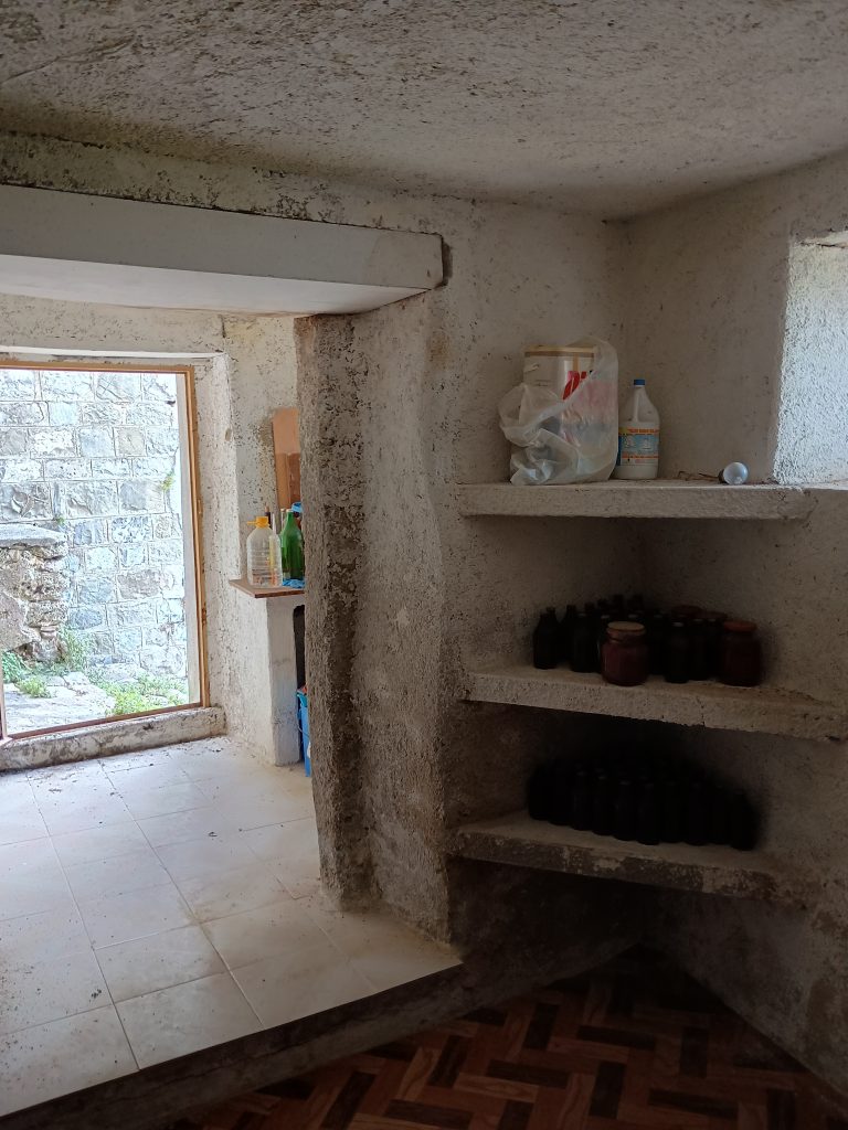 Casa indipendente nel centro storico (via Chiesa, 12)