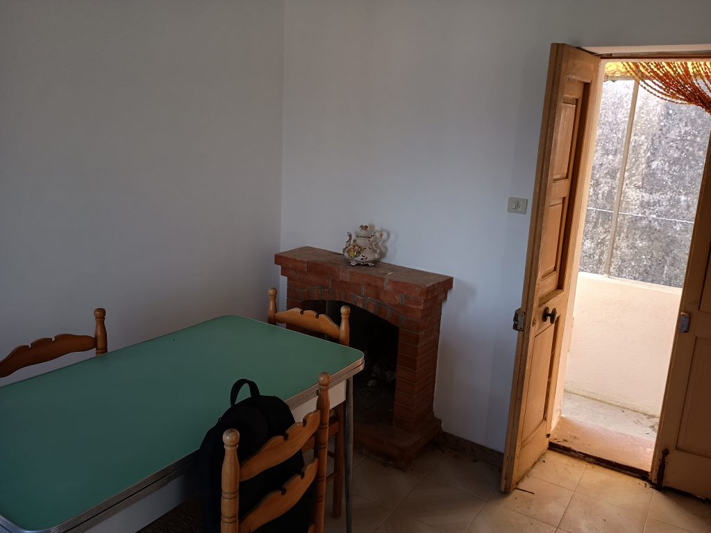 Casa indipendente nel centro storico (via Chiesa, 12)