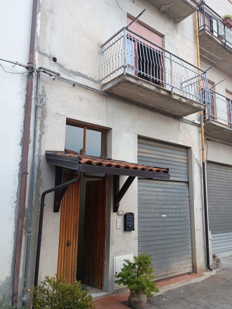Appartamento con garage nel centro urbano (via Moro, 21)
