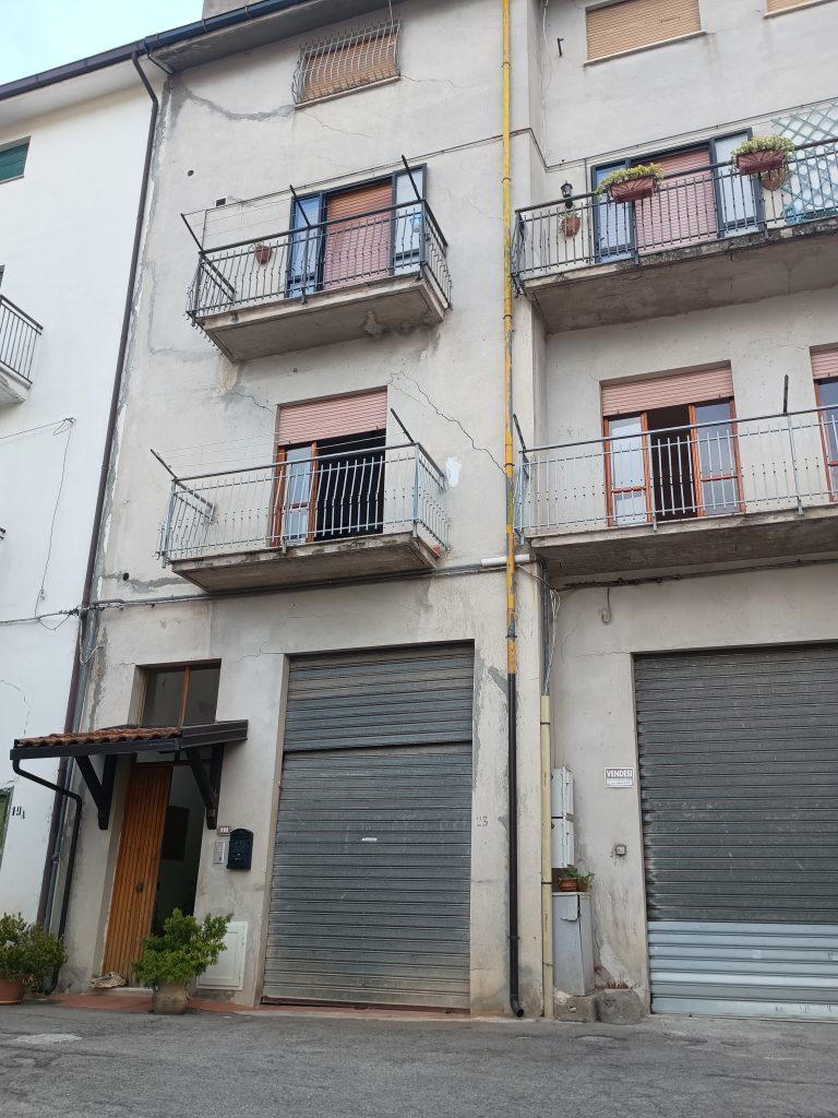 Appartamento con garage nel centro urbano (via Moro, 21)