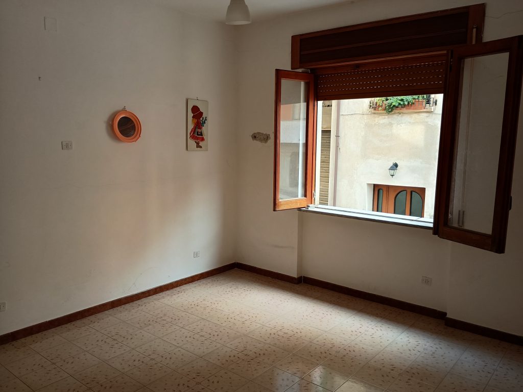 Appartamento con garage nel centro urbano (via Moro, 21)
