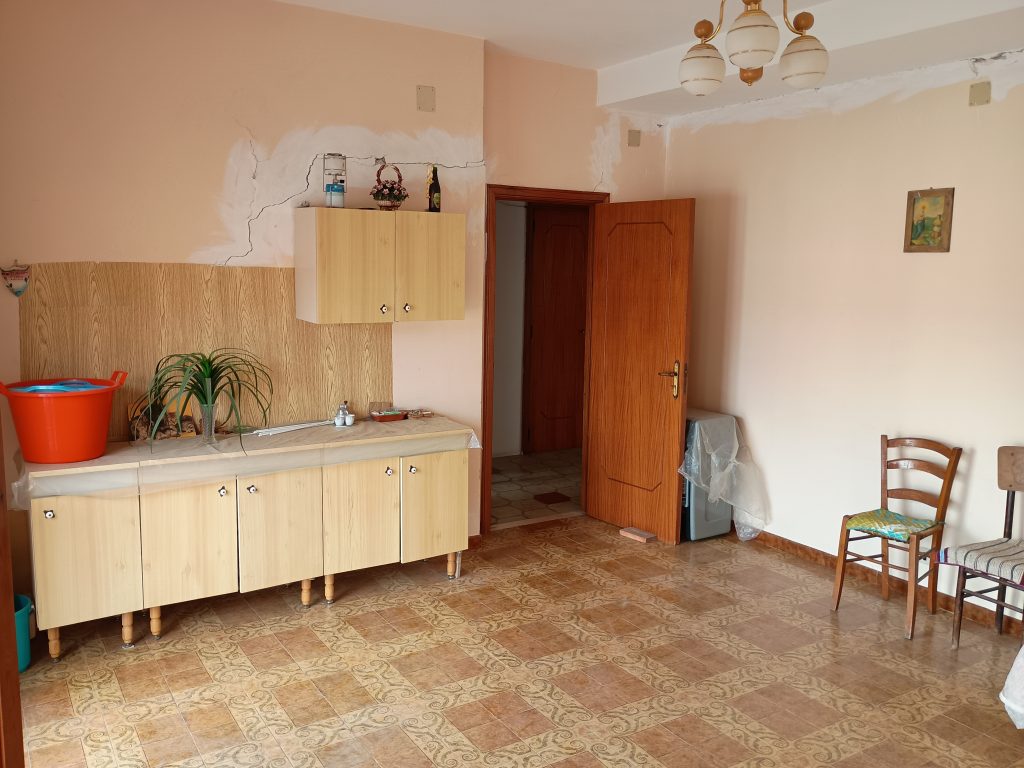 Appartamento con garage nel centro urbano (via Moro, 21)