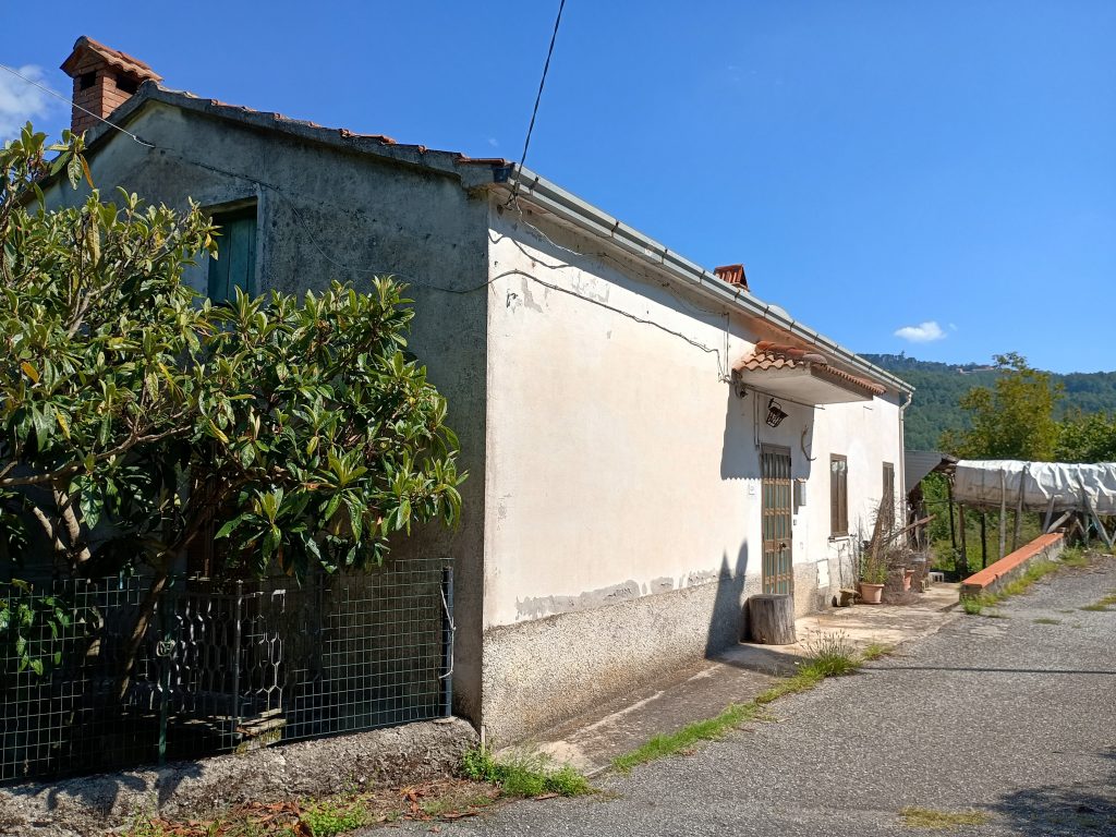 Detached house with garage and land (c.da Varrazzo, 120)