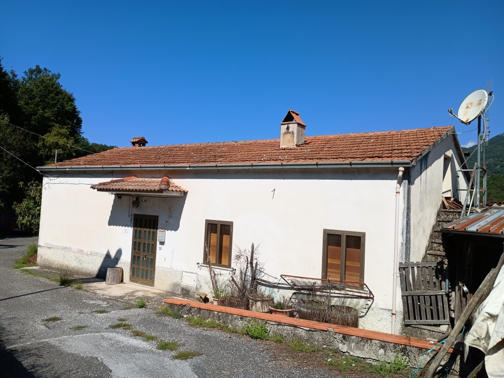 Detached house with garage and land (c.da Varrazzo, 120)