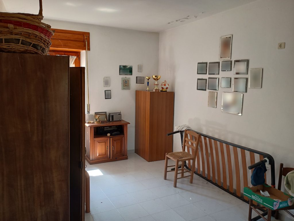 Detached house with garage and land (c.da Varrazzo, 120)