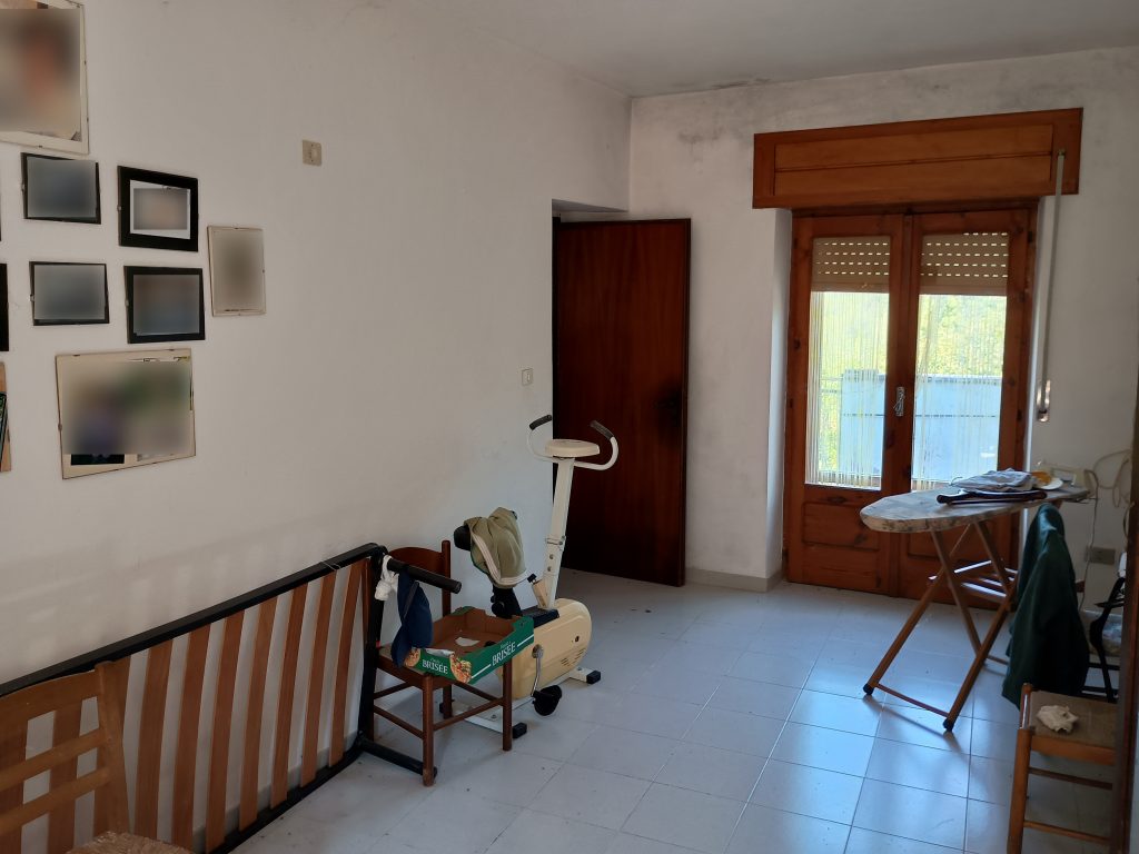 Detached house with garage and land (c.da Varrazzo, 120)