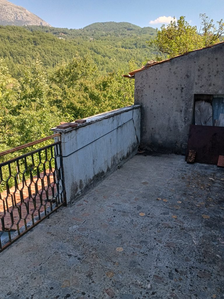 Detached house with garage and land (c.da Varrazzo, 120)
