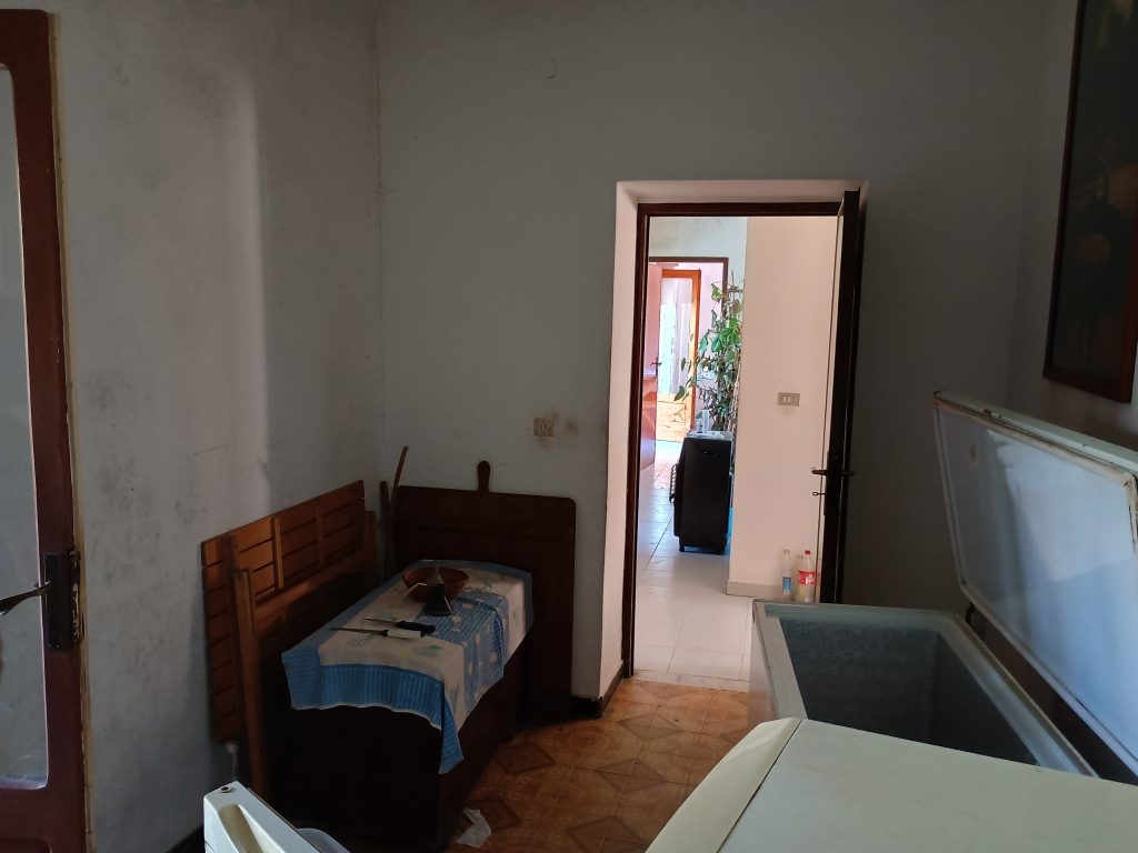 Detached house with garage and land (c.da Varrazzo, 120)