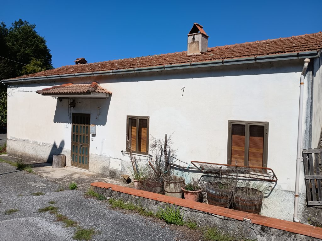 Detached house with garage and land (c.da Varrazzo, 120)