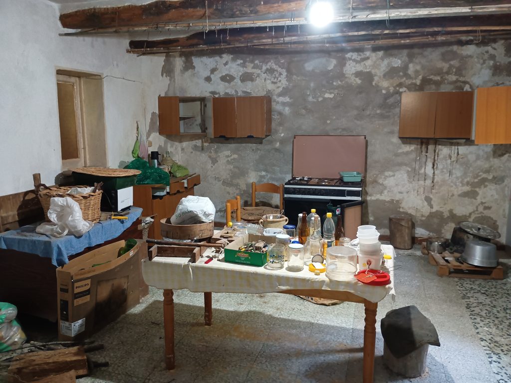 Detached house with garage and land (c.da Varrazzo, 120)