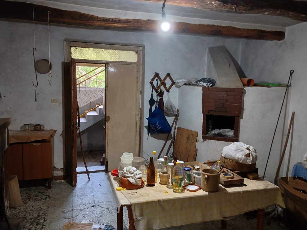 Detached house with garage and land (c.da Varrazzo, 120)