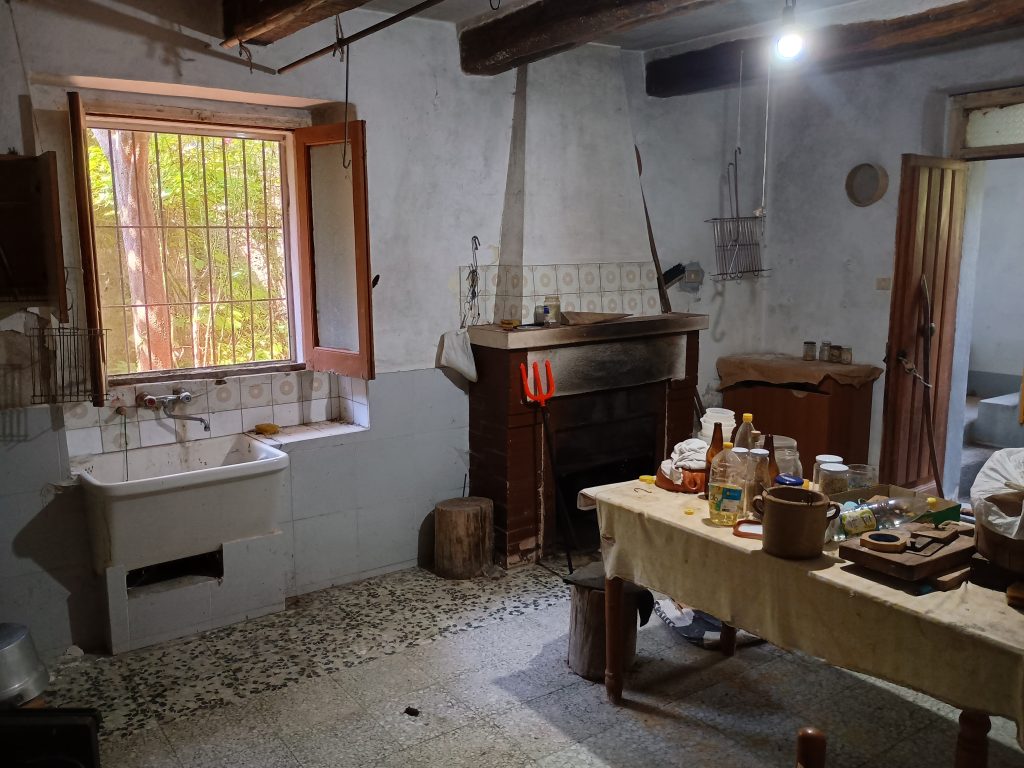 Detached house with garage and land (c.da Varrazzo, 120)