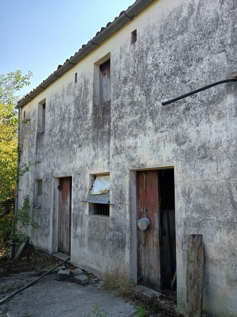 Detached house with garage and land (c.da Varrazzo, 120)