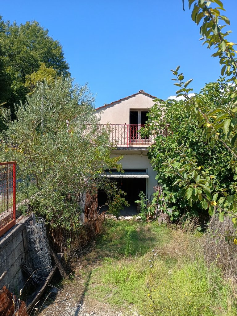 Detached house with garage and land (c.da Varrazzo, 120)
