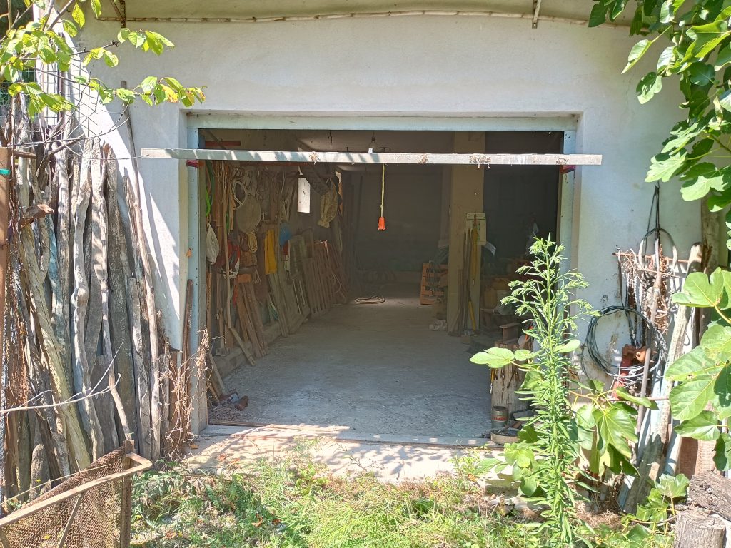 Detached house with garage and land (c.da Varrazzo, 120)