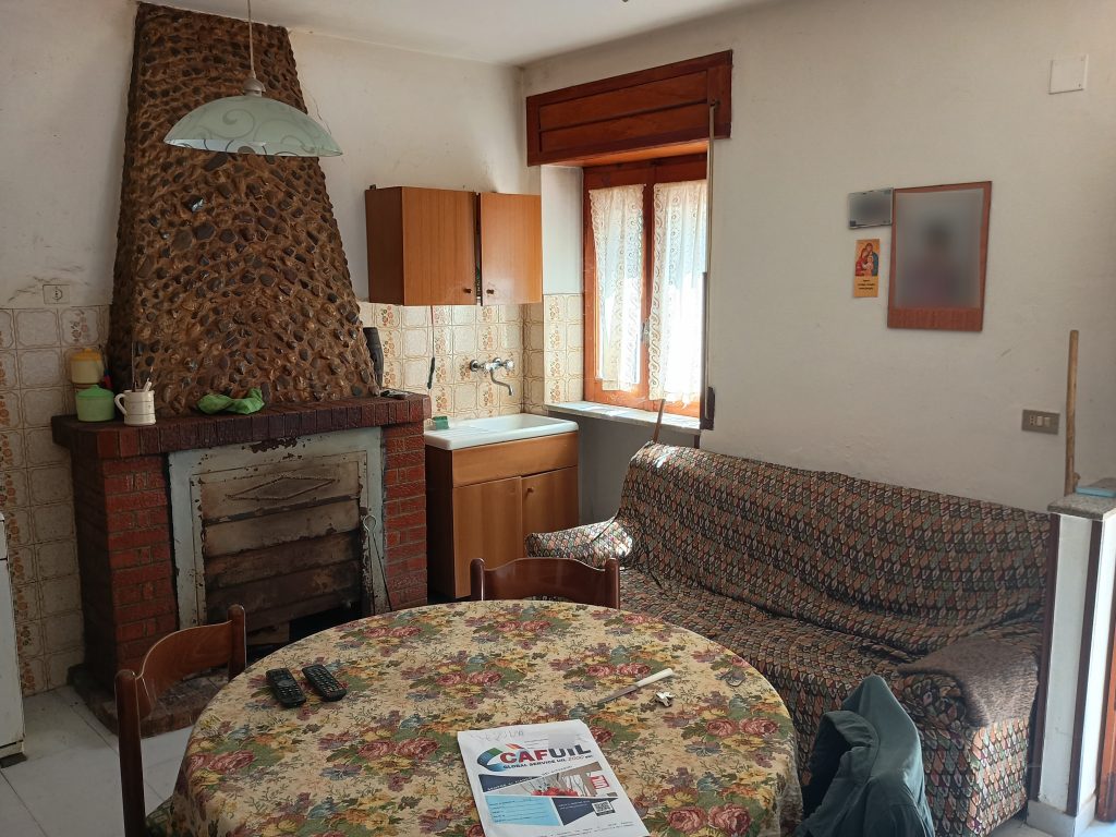 Detached house with garage and land (c.da Varrazzo, 120)