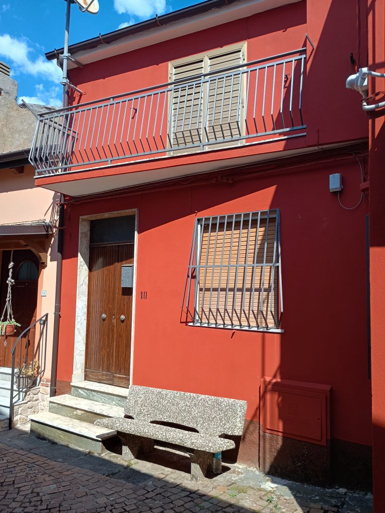 Casa indipendente con garage nel centro urbano (via Plauto, 10)