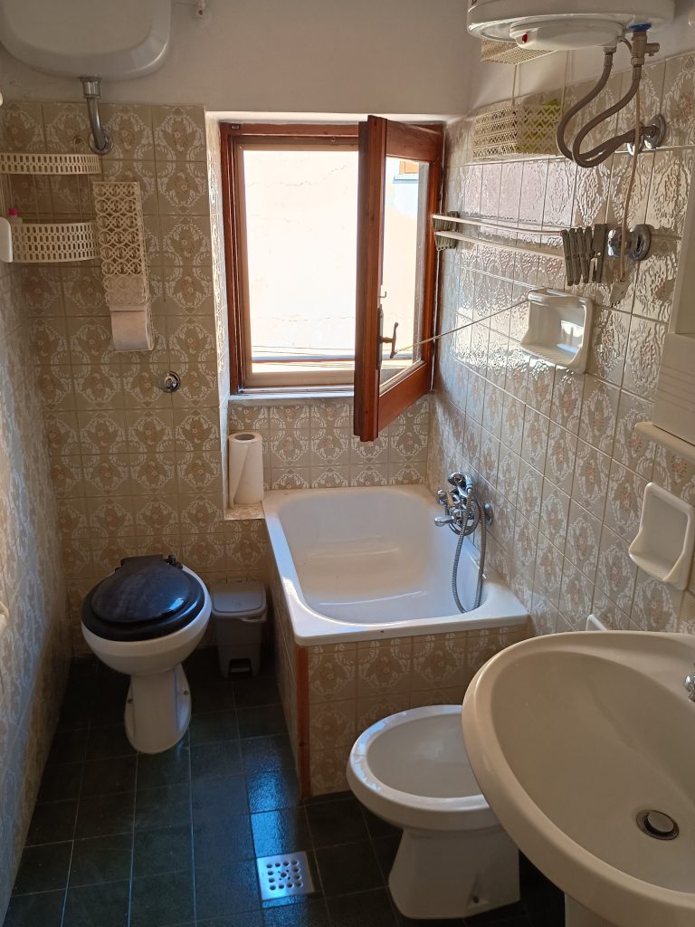 Casa indipendente con garage nel centro urbano (via Plauto, 10)