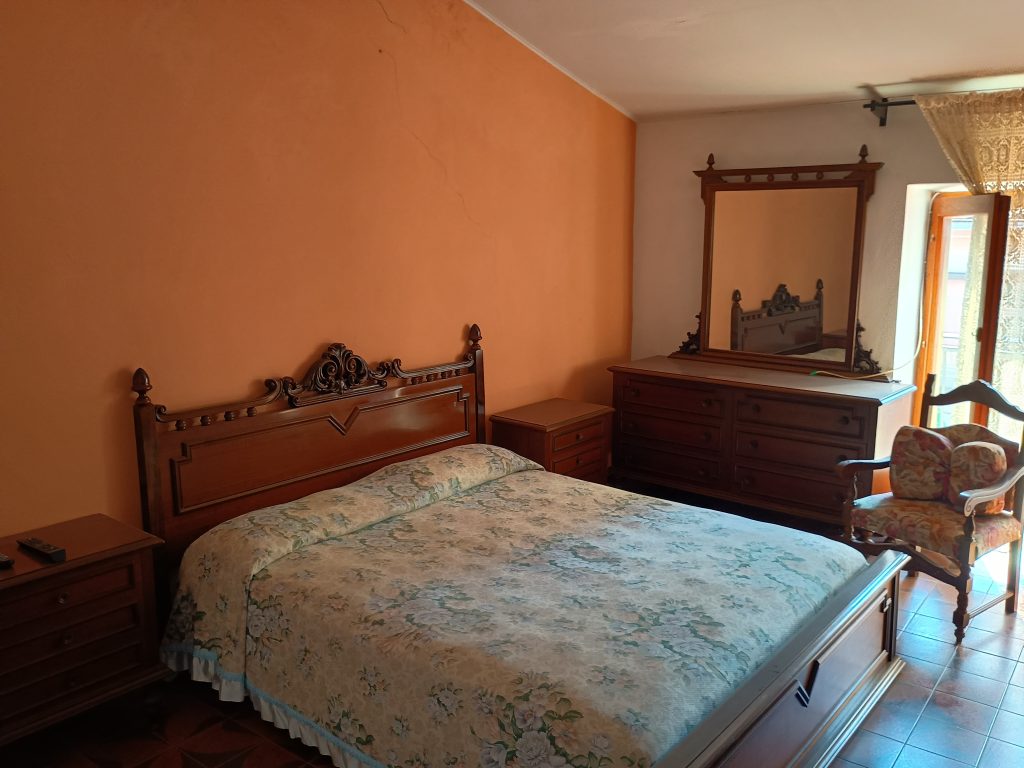Casa indipendente con garage nel centro urbano (via Plauto, 10)