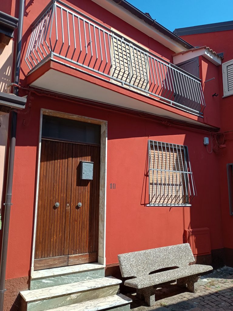 Casa indipendente con garage nel centro urbano (via Plauto, 10)