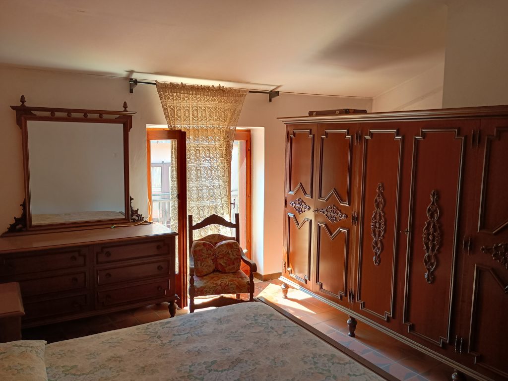 Casa indipendente con garage nel centro urbano (via Plauto, 10)