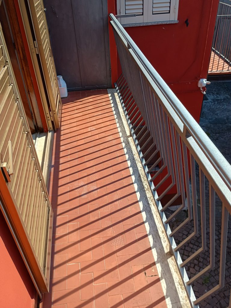 Casa indipendente con garage nel centro urbano (via Plauto, 10)