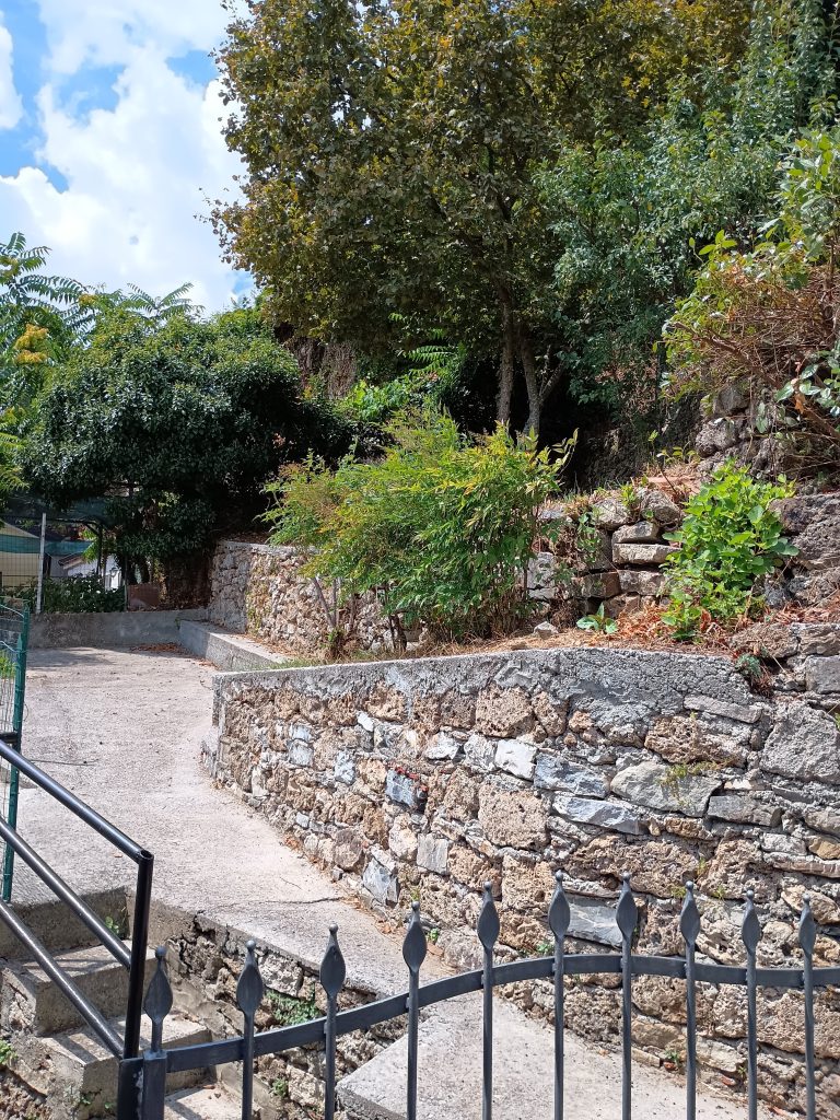 Casa indipendente con terreno nella frazione termale (via del Vecchio Stabilimento, 15/A)