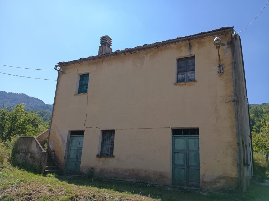 Casa indipendente con terreno e garage (c.da Cerri, 46)
