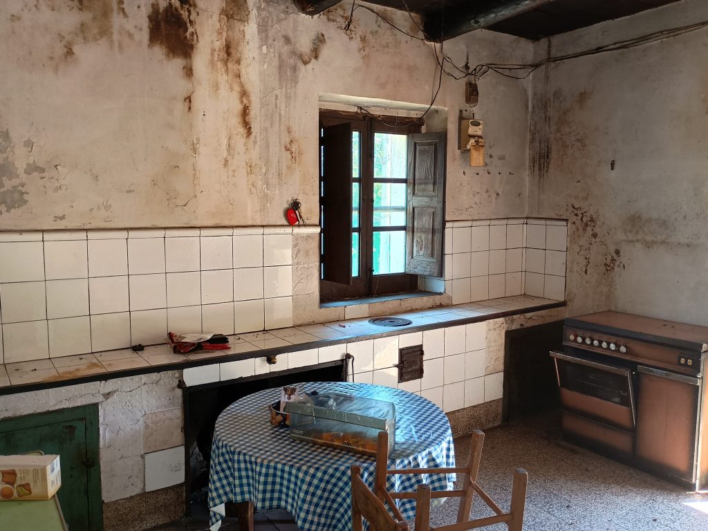 Casa indipendente con terreno e garage (c.da Cerri, 46)