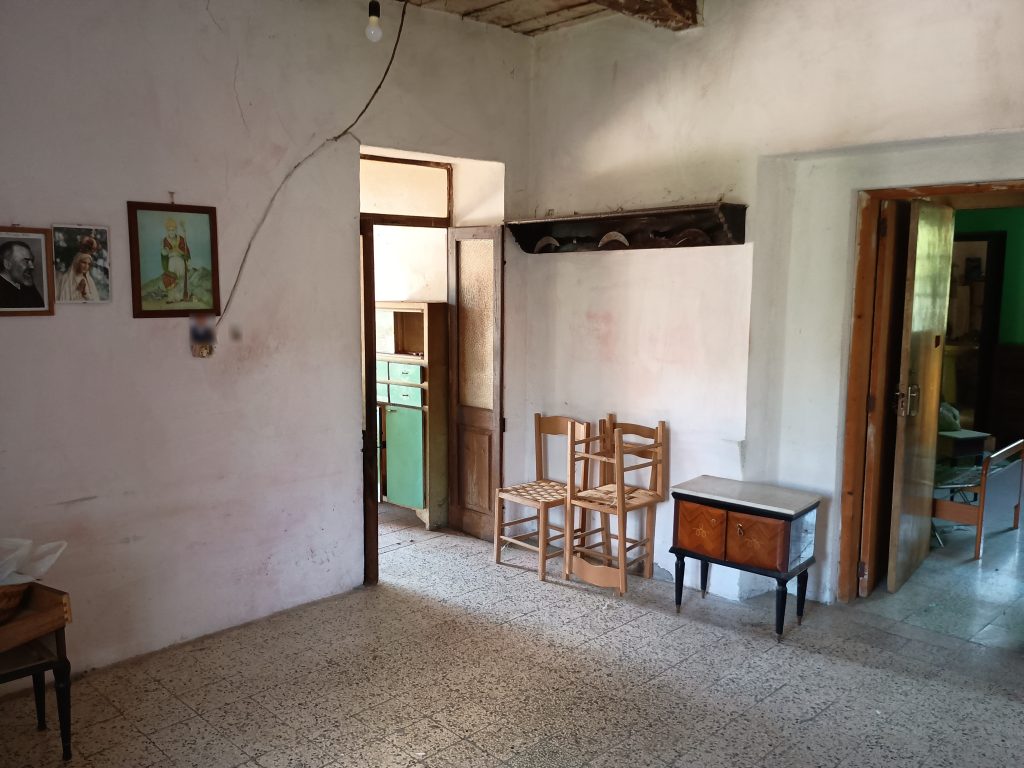 Casa indipendente con terreno e garage (c.da Cerri, 46)