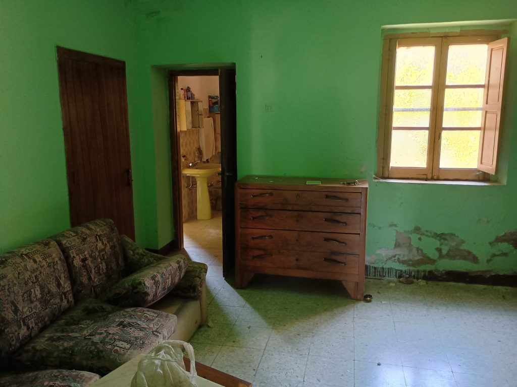Casa indipendente con terreno e garage (c.da Cerri, 46)